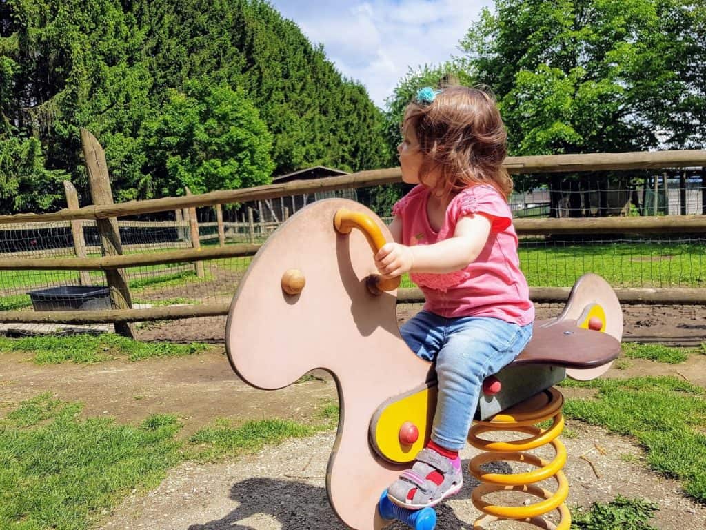 Kleinkind am Kinderspielplatz in Kärnten